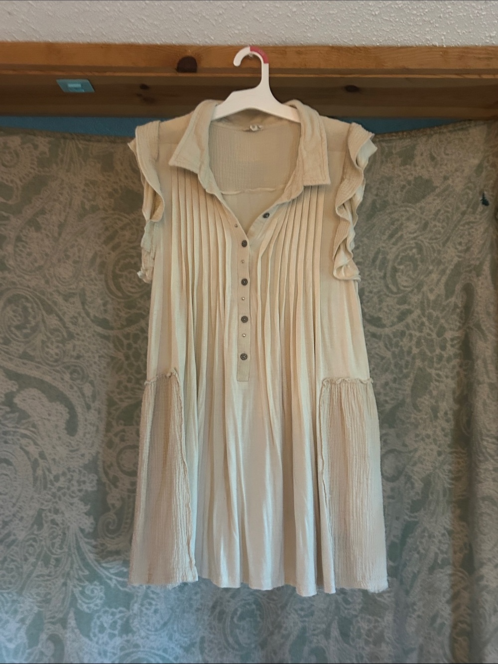 POL Light Cream Pleated Midi Dress with Ruffle Shoulders
